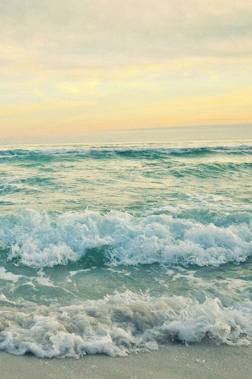 Ocean picture with waves by the shore